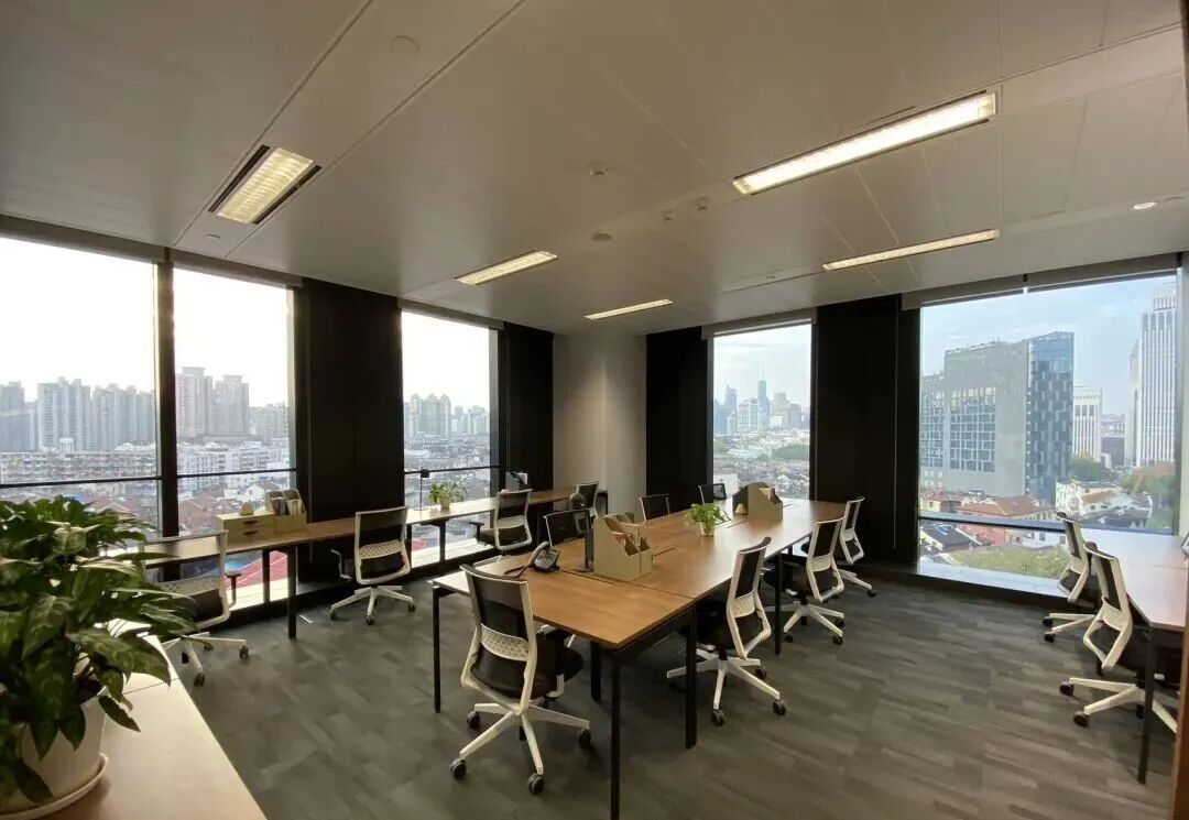 BFC共享办公室联办工位区,办公桌与黑白办公椅